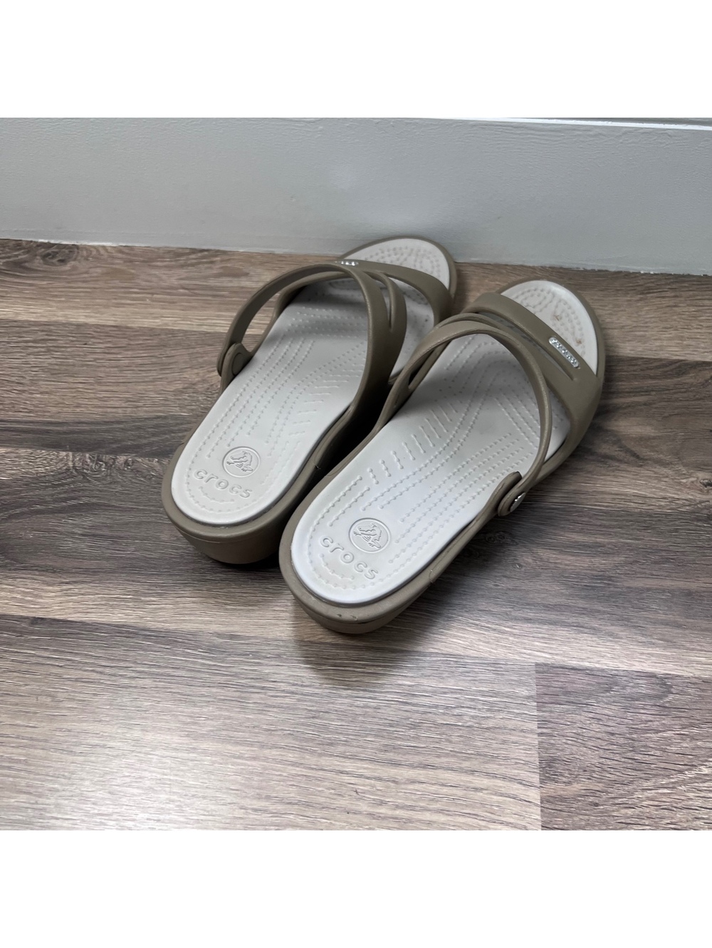 Crocs Women's Size 7 - Picture 2 of 5